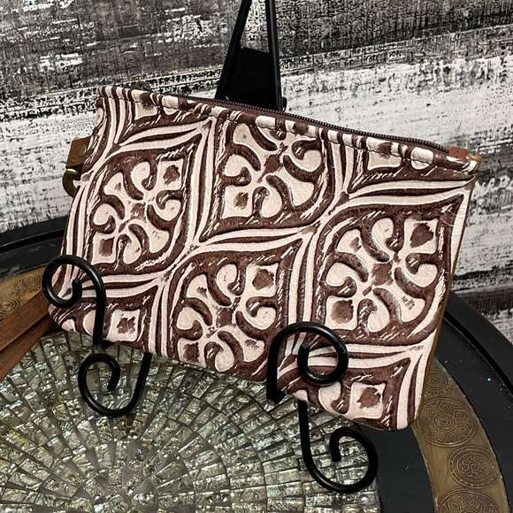 Cowhide Wristlet Clutch Leather Brown Embossed Leather Crossbody bag zippered - Picture 3 of 8